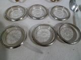 une table sur laquelle sont disposées de nombreuses assiettes et cuillères en argent