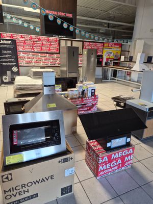 de nombreuses boîtes de nourriture sur le comptoir du magasin