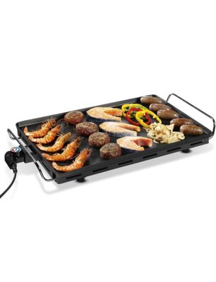 une photo d'un barbecue sur lequel sont disposés différents types d'aliments