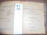 un livre ouvert posé sur une table, avec une feuille de papier dessus