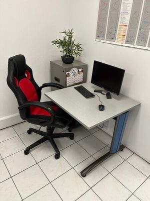 un bureau avec une chaise et un ordinateur dessus