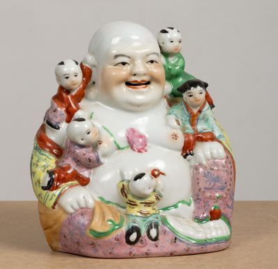 une figurine représentant un Bouddha souriant entouré d'un groupe d'enfants
