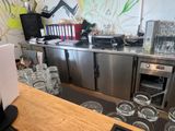 un comptoir sur lequel sont posés plusieurs verres