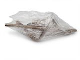 un sac en plastique contenant un bâton, posé sur une surface blanche