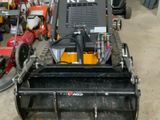 une photo d'une petite machine dans un entrepôt