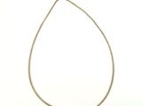 un gros plan d'un collier en argent sur fond blanc