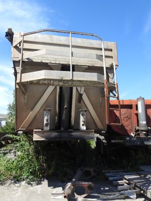un train immobilisé sur les rails, dans la poussière