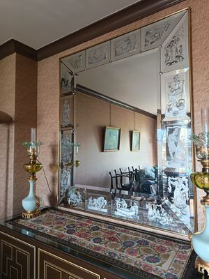 un grand miroir accroché au mur de la pièce
