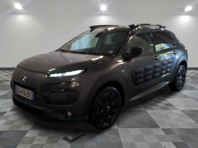 la photo d'une voiture garée dans un garage