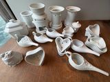 de nombreux objets en céramique blanche posés sur une table