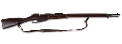 un fusil avec un canon en bois et une bretelle, sur fond blanc