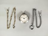 une montre de poche en argent, une chaîne et un bracelet à chaîne