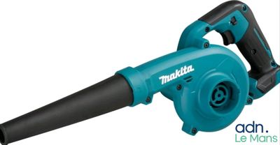 un ventilateur bleu posé sur une surface blanche
