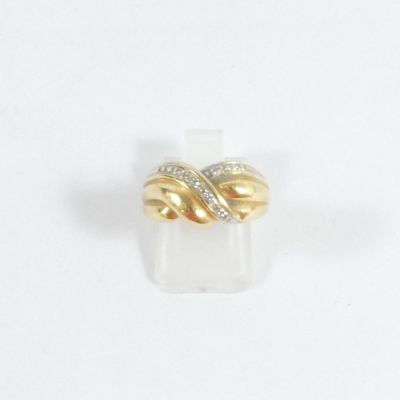 l'image d'une bague en or ornée de diamants