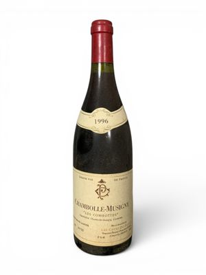 une bouteille de vin posée sur une table