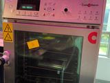 un four situé au milieu d'une cuisine