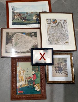 de nombreuses photos encadrées sur le mur de cette pièce