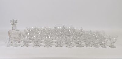 plusieurs verres et une carafe posés sur une table