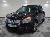une photo d'une Nissan Murano noire garée dans un garage