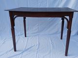 une table en bois avec un plateau noir sur fond blanc