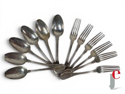 un grand nombre de cuillères et de fourchettes disposées en cercle