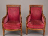 paire de fauteuils français anciens dont les assises sont recouvertes de velours rose
