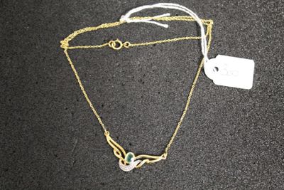 gros plan d'un collier sur une table avec une étiquette