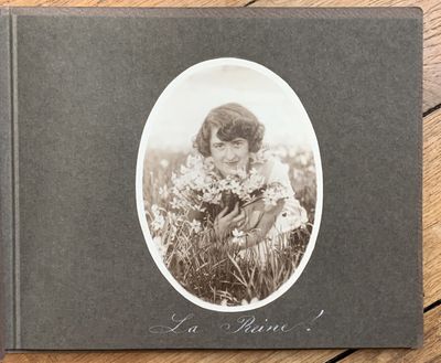 une vieille photo d'une femme tenant un bouquet de fleurs