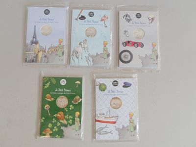 cinq cartes posées sur une table