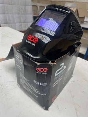 une boîte posée sur une table, avec un casque dessus