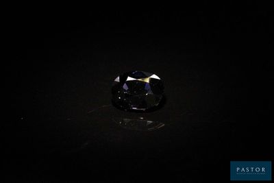 un saphir bleu ovale dans l'obscurité