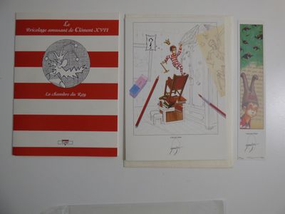 trois livres accrochés au mur, sur lesquels figurent des photos de personnes