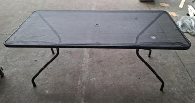 une table posée par terre dans le jardin