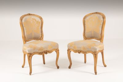 Paire de chaise en bois naturel mouluré et sculpté de fleure…