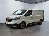 La camionnette blanche est garée dans une grande pièce aux murs blancs.