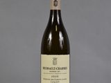 une bouteille de vin posée sur une table