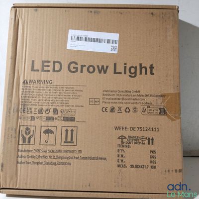 une boîte sur laquelle est apposée une étiquette indiquant « lampe LED pour culture »