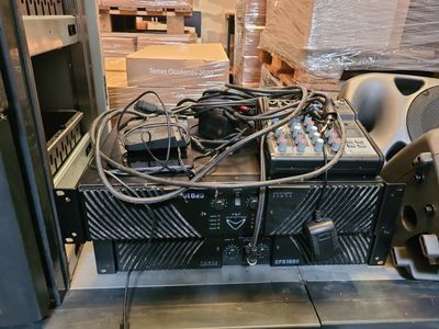 une photo montrant un tas d'appareils électroniques posés sur une table