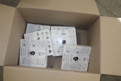 une boîte en carton remplie d'un tas d'appareils électroniques