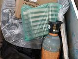 une boîte en carton remplie d'objets qui se trouvent à l'arrière d'une voiture