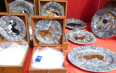 de nombreuses assiettes ornées d'animaux, exposées sur une table