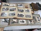 beaucoup de vieilles photos sur la table