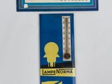 un thermomètre et un thermomètre accroché au mur