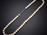 un collier de perles de culture et de diamants