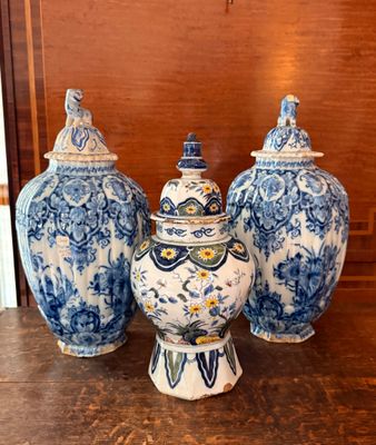 trois vases bleus et blancs posés sur une table