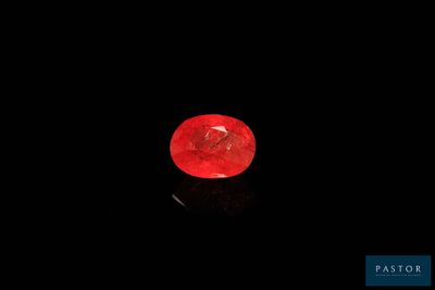 gros plan d'un diamant rouge sur une surface noire