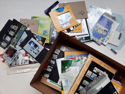 une boîte remplie de cartes postales et d'autres objets posée sur une table