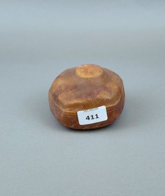 une photo d'un petit bol en bois sur lequel est collée une étiquette