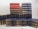 plusieurs livres empilés sur une table