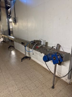 une photo d'un tapis roulant dans une usine